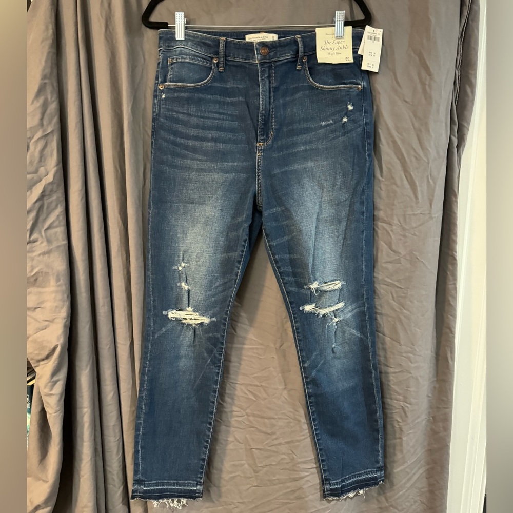 NWT Abercrombie & Fitch super skinny high rise ripped jeans with raw hem size 14